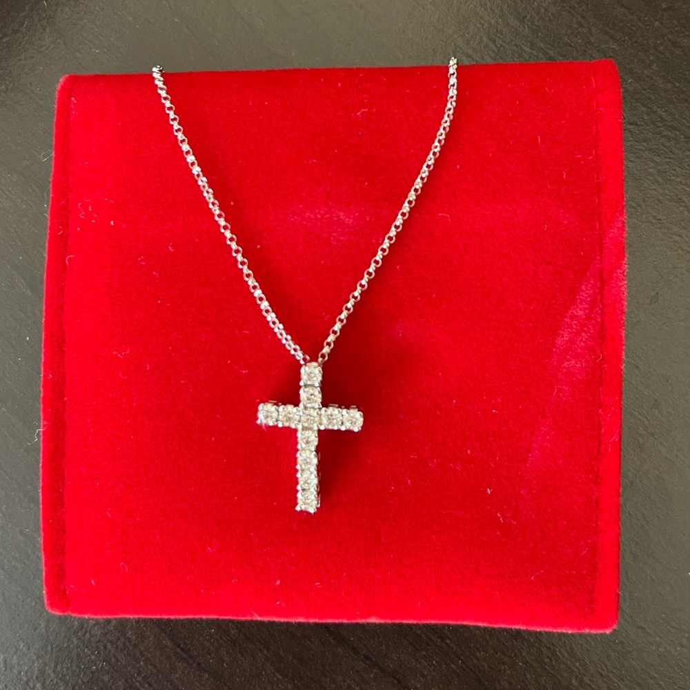 18k white gold natural Diamond cross pendant💕